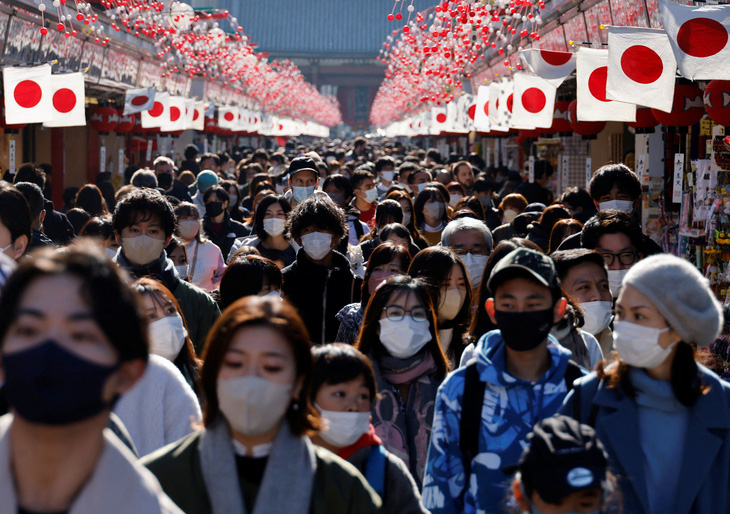 Người dân đeo khẩu trang đi bộ dưới những món đồ trang trí cho năm mới trên đường Nakamise ở Tokyo, Nhật Bản hôm 9-1