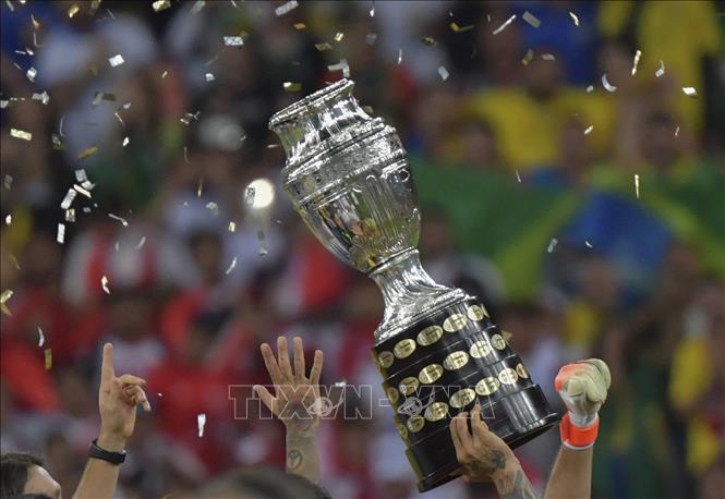 Các cầu thủ Brazil giơ Cúp vô địch Copa America sau khi giành chiến thắng trước đội tuyển Peru trong trận chung kết tại sân vận động Maracana ở Rio de Janeiro, Brazil, ngày 7/7/2019. Ảnh tư liệu