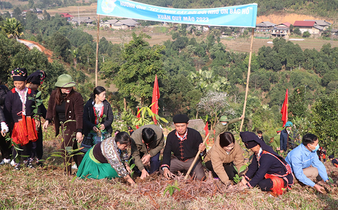 Lãnh đạo Hội LHPN tỉnh, Hội LHPN huyện Văn Chấn và nhân dân tham gia trồng cây.