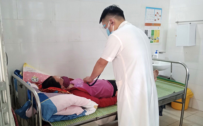 Bác sĩ Trung tâm Y tế huyện Trạm Tấu thăm khám sức khỏe cho người bệnh điều trị tại Trung tâm.