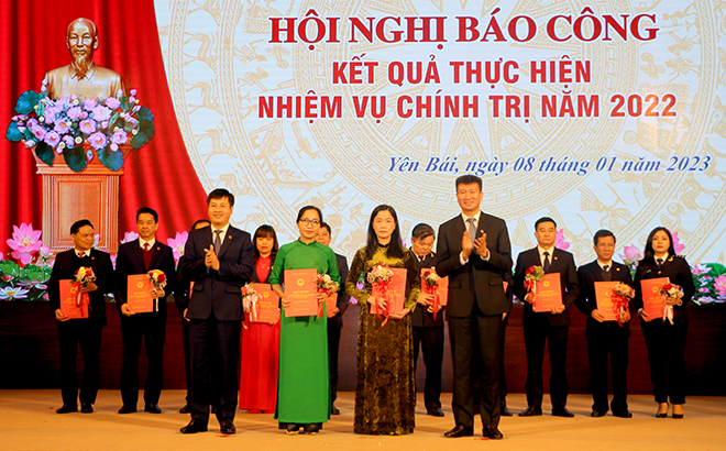 Các đồng chí lãnh đạo tỉnh Yên Bái khen thưởng các đơn vị có thành tích xuất sắc trong thực hiện nhiệm vụ thu ngân sách Nhà nước năm 2022.
