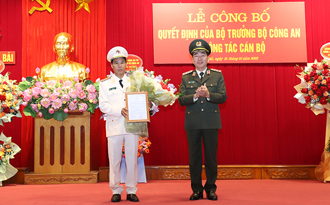 Thượng tướng Trần Quốc Tỏ trao Quyết định của Bộ trưởng Bộ Công an điều động, bổ nhiệm Đại tá Lê Việt Thắng giữ chức vụ Giám đốc Công an tỉnh Yên Bái.