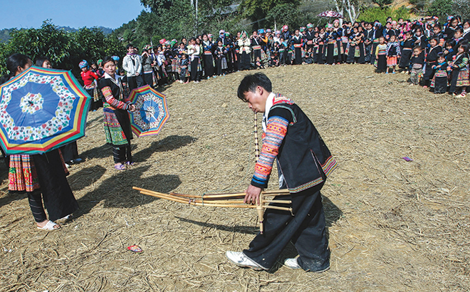 People in Suoi Giang enjoy a spring festival.