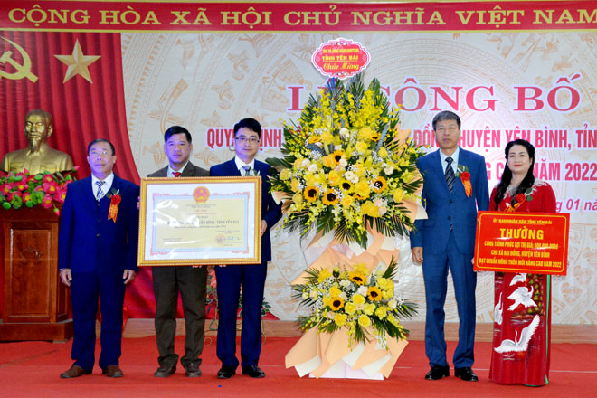 Đồng chí Đinh Đăng Luận - Giám đốc Sở Nông nghiệp và Phát triển nông thôn trao bằng công nhận xã đạt chuẩn NTM nâng cao cho Đảng bộ, chính quyền và nhân dân xã Đại Đồng.