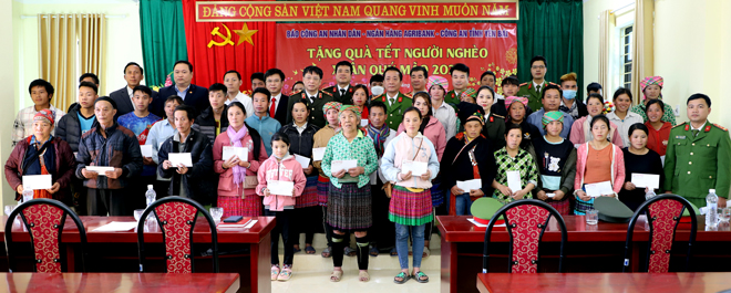 Thiếu tướng Phạm Khải - Tổng biên tập Báo CAND và Đại tá Nguyễn Xuân Tuấn - Phó Giám đốc Công an tỉnh Yên Bái tặng quà cho người nghèo tại xã Sùng Đô, huyện Văn Chấn.