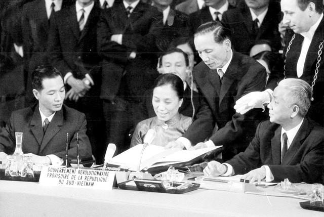 Bộ trưởng Ngoại giao Chính phủ Cách mạng lâm thời Cộng hòa miền Nam Việt Nam Nguyễn Thị Bình ký Hiệp định chấm dứt chiến tranh, lập lại hòa bình ở Việt Nam

