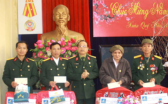 The provincial Veterans Association, in coordination with donors, handed over 30 packages of Tet gifts for members with difficult circumstances and policy beneficiary families in localities throughout the province. Photo: The Standing Board of the provincial Veterans Association presents Tet gifts to members with difficult circumstances.
