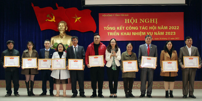 Le Thi Hong Van, Director of the provincial Department of Health and head of the association, awards certificates of merit to individuals.