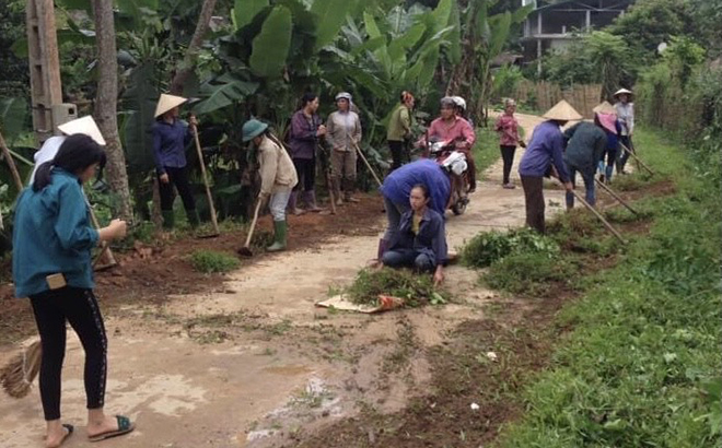 Hội viên Hội Phụ nữ xã Đại Đồng, huyện Yên Bình duy trì hiệu quả phong trào vệ sinh đường làng, ngõ xóm.