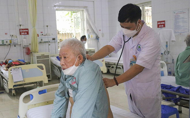 Cán bộ Trung tâm Y tế thành phố Yên Bái kiểm tra sức khỏe cho bệnh nhân cao tuổi.