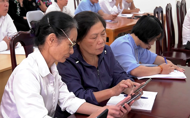 Đảng viên Chi bộ thôn Xuân Lan, xã Tuy Lộc, thành phố Yên Bái sử dụng nền tảng Sổ tay đảng viên điện tử tỉnh Yên Bái.