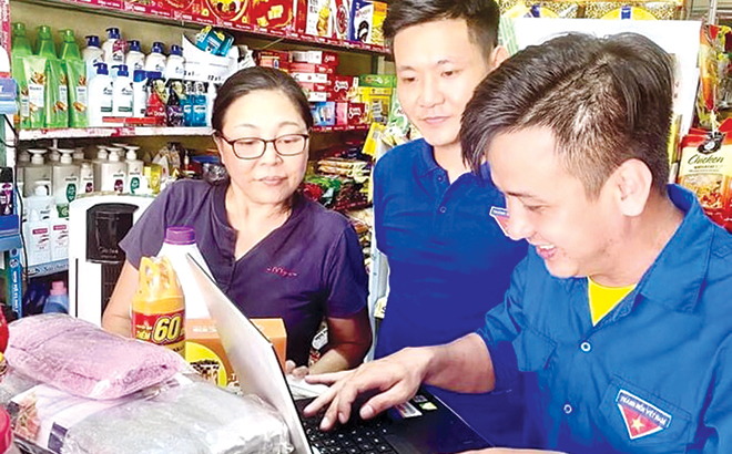 Đoàn viên thanh niên phường Đồng Tâm thành phố Yên Bái tổ chức cài đặt, hướng dẫn giúp người dân cài đặt tài khoản dịch vụ công quốc gia, sử dụng hình thức thanh toán không dùng tiền mặt.
