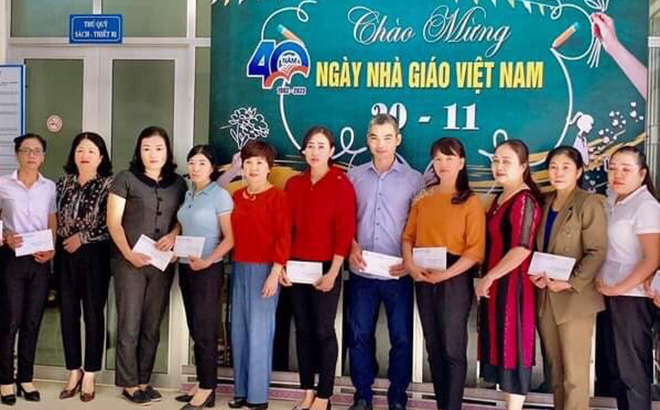 Lãnh đạo Hội Khuyến học thị xã Nghĩa Lộ trao quà cho giáo viên đạt thành tích xuất sắc nhân dịp kỷ niệm Ngày Nhà giáo Việt Nam 20/11/2022.
