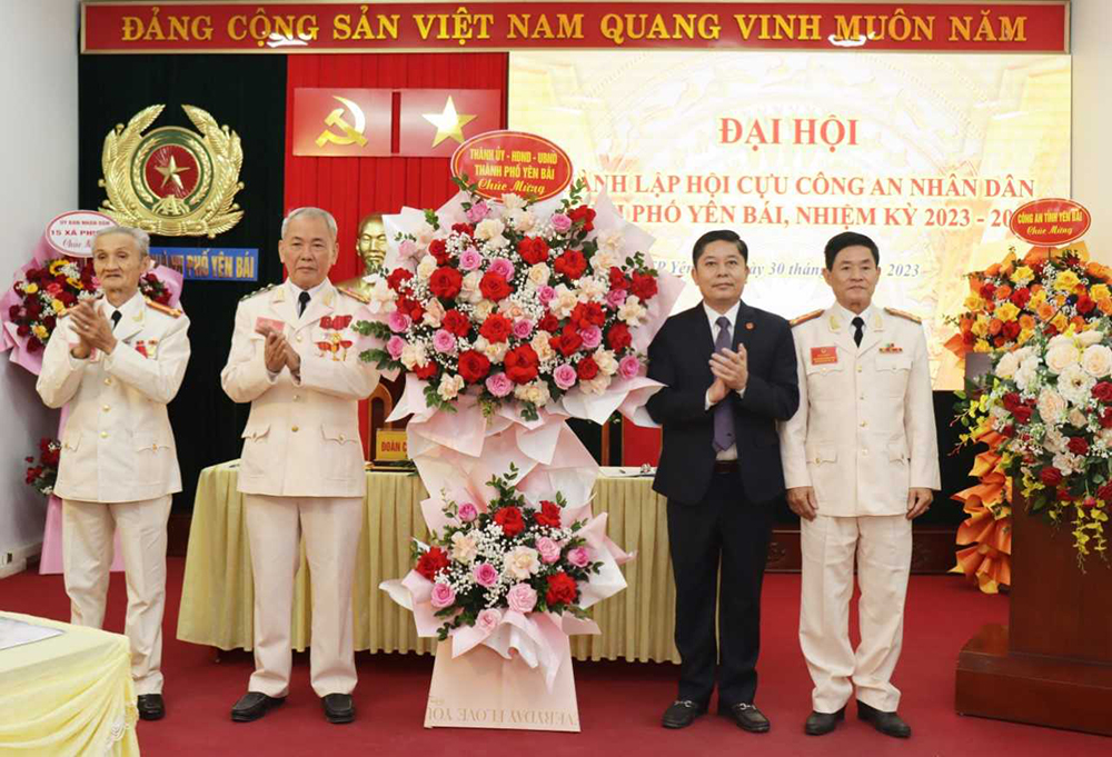 Lãnh đạo thành phố Yên Bái tặng hoa chúc mừng Đại hội thành lập Hội Cựu CAND thành phố Yên Bái