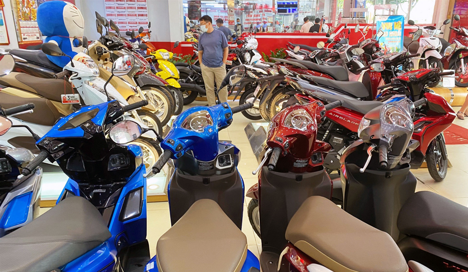 Người tiêu dùng mua xe máy tại đại lý Honda.