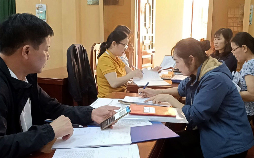 Đoàn kiểm tra của UBND huyện Văn Chấn làm việc với xã Sơn Lương về đánh giá các tiêu chí quốc gia về y tế.