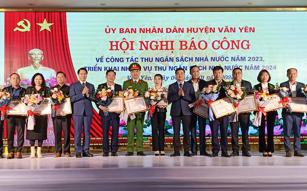 Huyện Văn Yên khen thưởng cho các tập thể và cá nhân có thành tích xuất sắc trong công tác thu ngân sách năm 2023.
