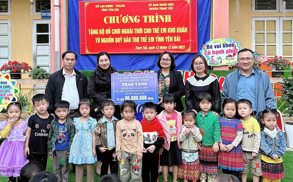 Lãnh đạo Sở Lao động, Thương binh và Xã hội tỉnh Yên Bái trao tặng trang thiết bị vui chơi ngoài trời cho trẻ em mầm non xã Trạm Tấu, huyện Trạm Tấu từ nguồn Quỹ bảo trợ trẻ em tỉnh Yên Bái.