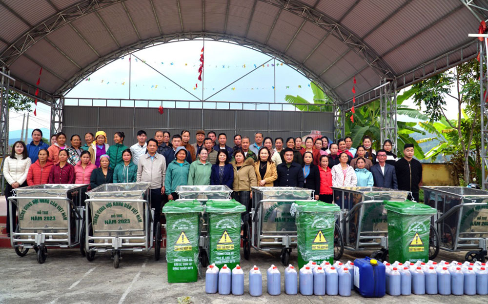 Các hộ hội viên nông dân xã Sơn A, thị xã Nghĩa Lộ được nhận 8 xe thu gom rác, 57 thùng chứa vỏ bao bì thuốc bảo vệ thực vật sau sử dụng và 
chế phẩm sinh học EM2 để thực hiện mô hình.