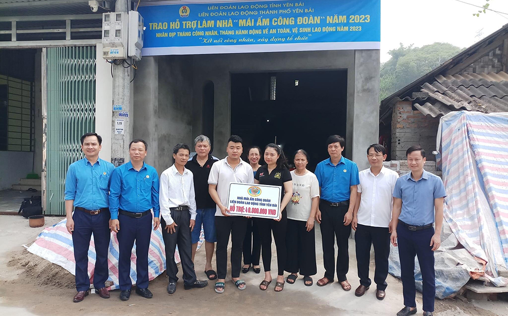 Liên đoàn Lao động thành phố Yên Bái trao tặng Nhà “Mái ấm Công đoàn” cho đoàn viên công đoàn cơ sở.