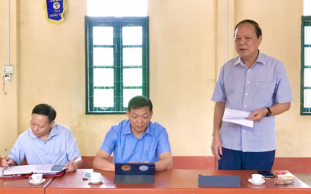 Đồng chí Nguyễn Dũng Giang - Phó Bí thư Thường trực Huyện ủy Yên Bình phát biểu tại buổi sinh hoạt ở chi bộ cơ sở.