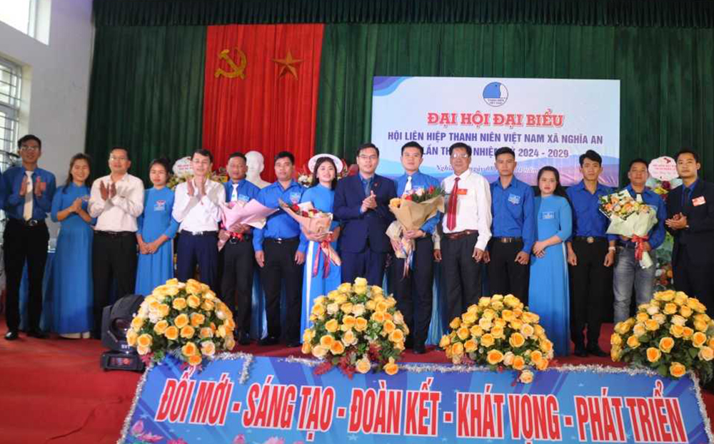 Anh Hà Đức Hải – Bí thư Tỉnh đoàn cùng các đại biểu tặng hoa chúc mừng các đồng chí Ủy viên Ủy ban Hội LHTN Việt Nam xã Nghĩa An lần thứ VI, nhiệm kỳ 2024 – 2029.