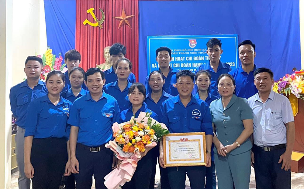 Huyện đoàn Yên Bình tặng hoa chúc mừng lễ ra mắt mô hình Chi đoàn hạnh phúc thôn Làng Cần, xã Đại Minh.