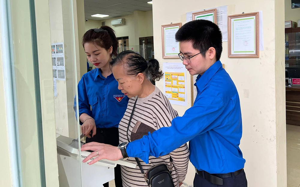 Tuổi trẻ huyện Văn Yên tham gia hỗ trợ người dân sử dụng thành thạo các nền tảng số, ứng dụng số cơ bản.