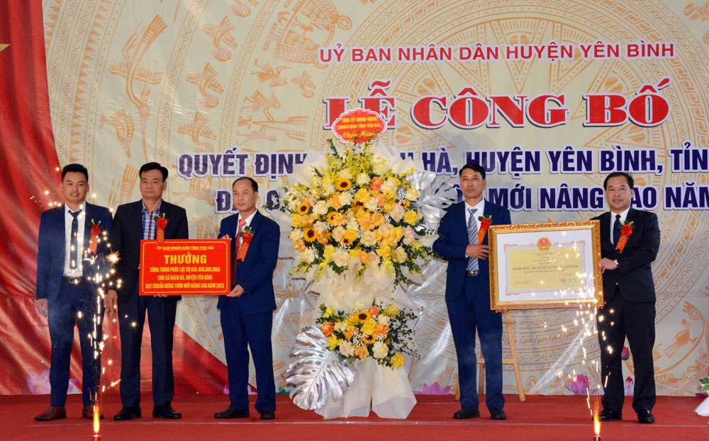Thừa ủy quyền, đồng chí Nguyễn Xuân Trường - Chủ tịch UBND huyện Yên Bình trao Bằng công nhận đạt chuẩn NTM nâng cao năm 2023 và trao thưởng cho xã Bạch Hà 
