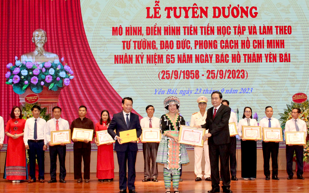 Phó Chủ tịch Thường trực Quốc hội Trần Thanh Mẫn và Bí thư Tỉnh uỷ Đỗ Đức Duy trao bằng khen cho các tập thể có thành tích xuất sắc trong học tập và làm theo tư tưởng, đạo đức, phong cách Hồ Chí Minh, giai đoạn 2021 - 2023.