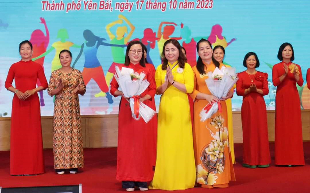 Chủ tịch Hội LHPN thành phố Yên Bái chúc mừng các đơn vị đạt giải tại Hội thi “Dân vũ thể thao” tổ chức dịp kỷ niệm 93 năm Ngày thành lập Hội LHPN Việt Nam.