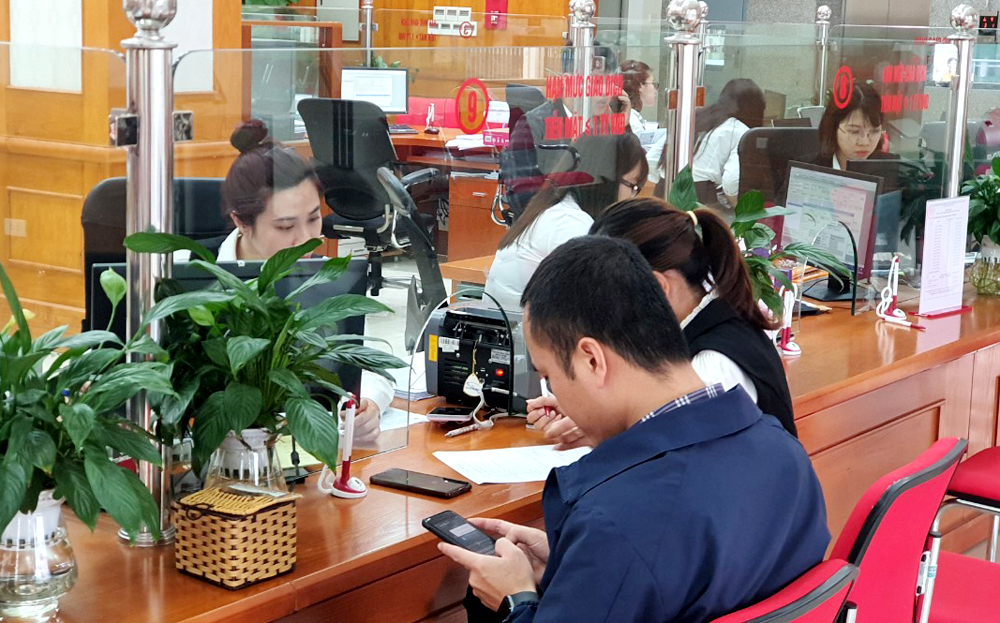 Khách hàng đến giao dịch tại Agribank Chi nhánh tỉnh Yên Bái