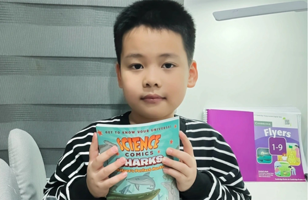 Bé Vũ Quang Huy (Hà Nội) đã tự học ở nhà và đạt 14/15 khiên chứng chỉ Flyers khi chưa tròn 6 tuổi (Ảnh: Gia đình cung cấp).