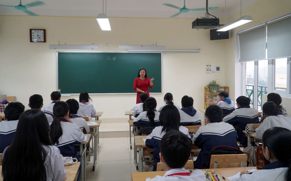 Các em học sinh lớp 8B, Trường THPT chuyên Nguyễn Tất Thành trong tiết học Lịch Sử của cô giáo Nguyễn Thị Nhung. 

