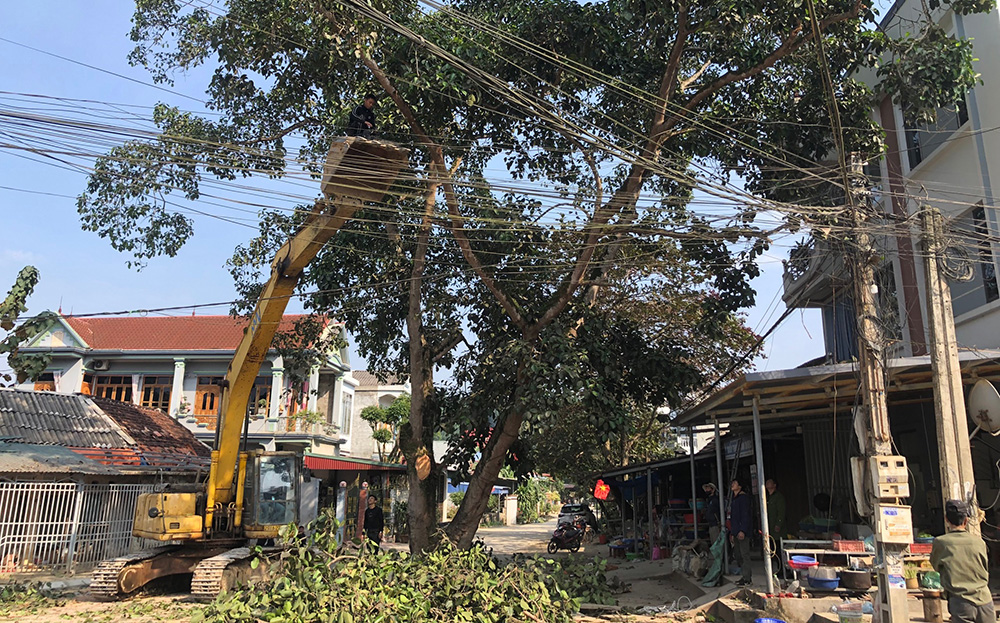 Thị trấn Nông trường Trần Phú ra quân giải phóng hành lang để xây dựng các tuyến đường đô thị.