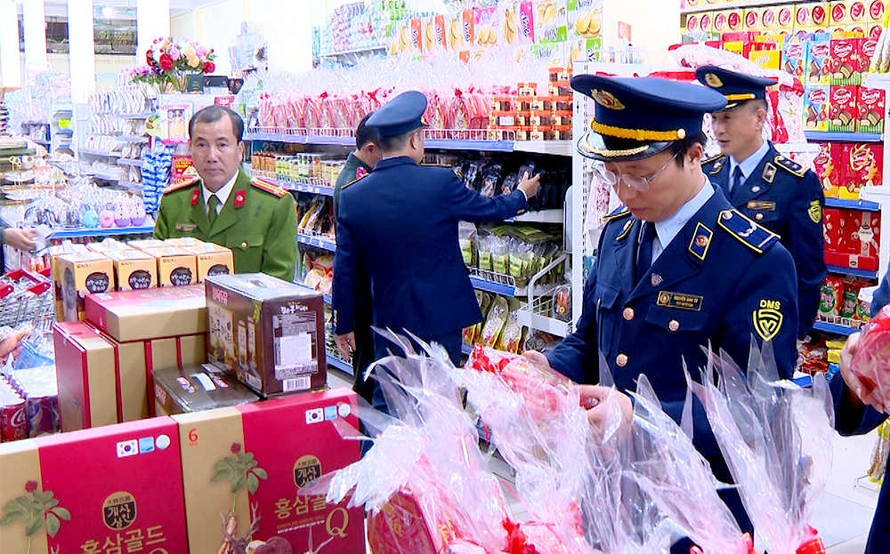 Lực lượng QLTT tỉnh kiểm tra hàng hóa Tết của một số hộ kinh doanh trên địa bàn thành phố Yên Bái.