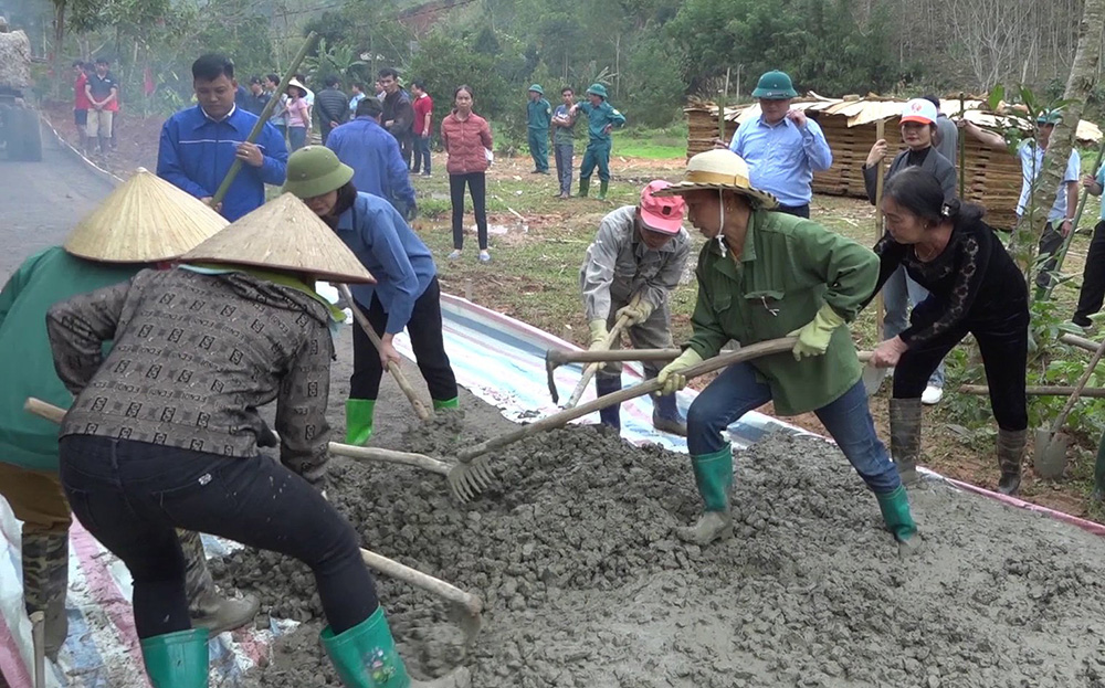 Người dân xã Đại Lịch tích cực tham gia mở các tuyến đường giao thông nông thôn.