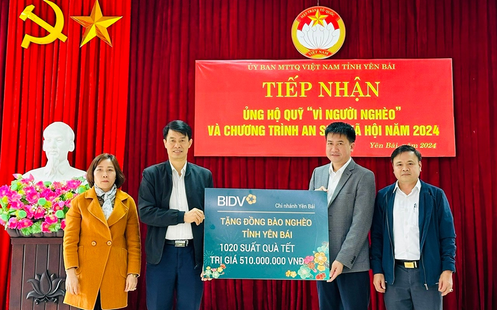 Ngân hàng Thương mại Cổ phần Đầu tư và Phát triển Việt Nam (BIDV) Chi nhánh tỉnh Yên Bái trao tặng 1.020 suất quà tết cho đồng bào tỉnh Yên Bái