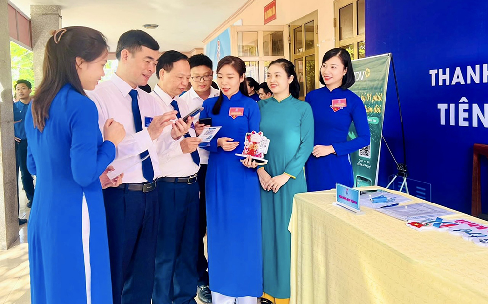 Lãnh đạo Đảng ủy Khối cơ quan và doanh nghiệp tỉnh trao đổi kỹ năng triển khai ứng dụng “Sổ tay đảng viên điện tử tỉnh Yên Bái” với các đảng viên trẻ.