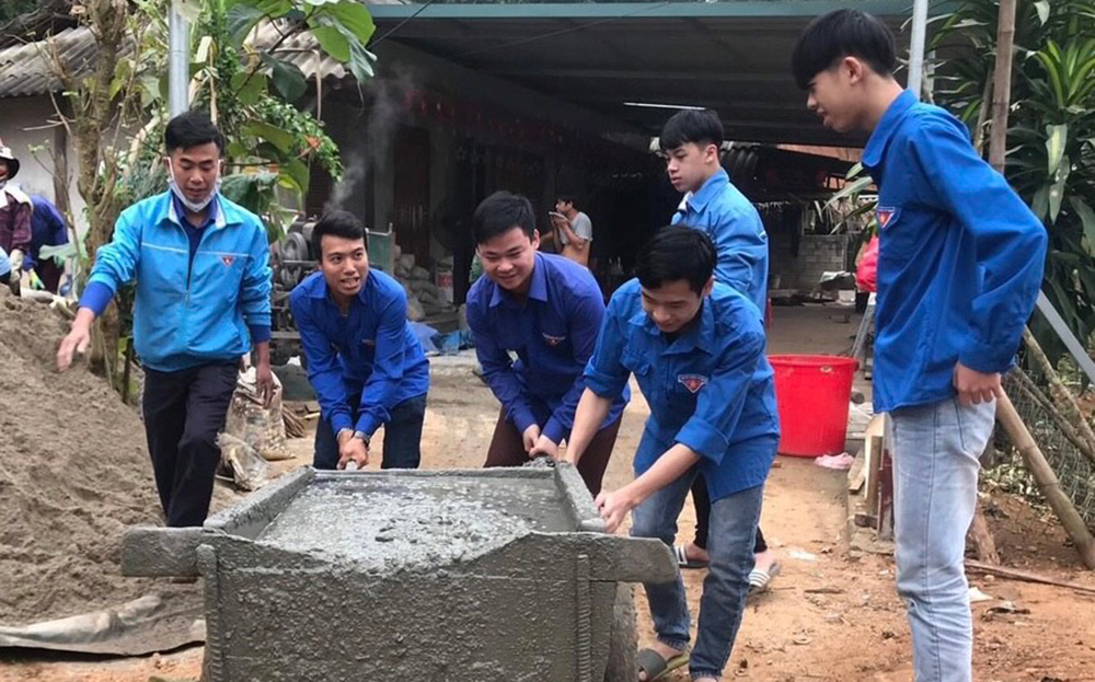 Tuổi trẻ xã Đại Đồng tham gia xây dựng hạ tầng nông thôn.