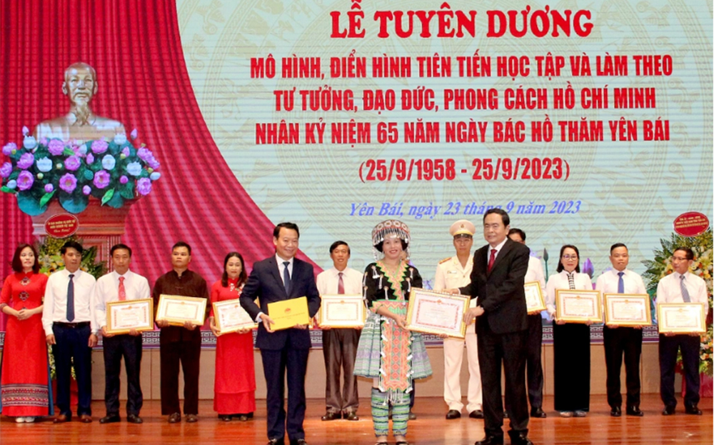 Phó Chủ tịch Thường trực Quốc hội Trần Thanh Mẫn và Bí thư Tỉnh ủy Đỗ Đức Duy trao bằng khen cho các tập thể có thành tích xuất sắc trong học tập và làm theo tư tưởng, đạo đức, phong cách Hồ Chí Minh, giai đoạn 2021 - 2023.