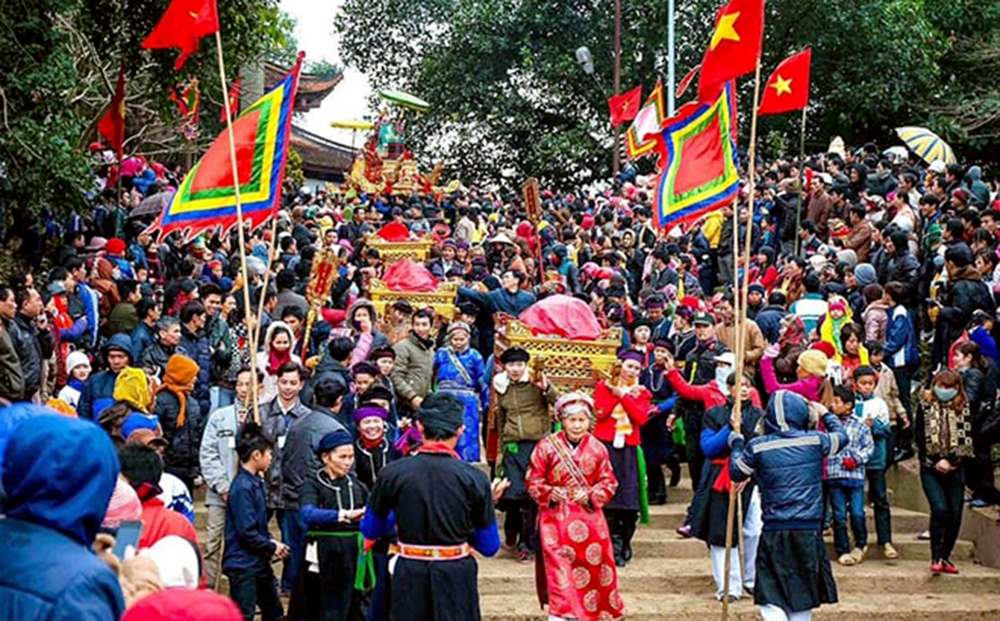 Lễ hội đền Đông Cuông diễn ra vào ngày Mão đầu tiên của năm thu hút đông đảo du khách thập phương đển trảy hội.