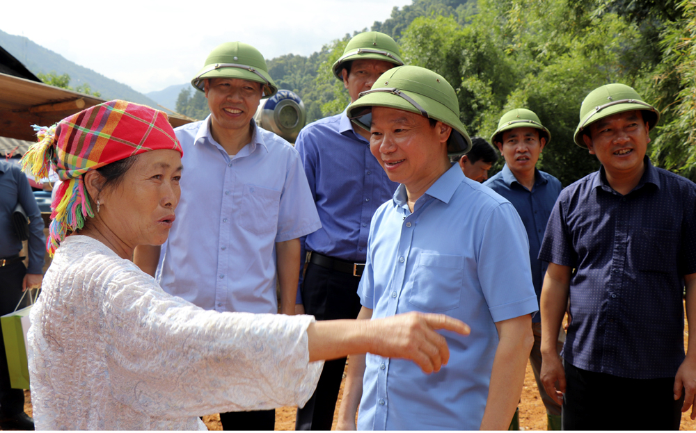 Bí thư Tỉnh ủy Đỗ Đức Duy thăm hỏi, động viên các hộ nghèo tại xã Hồ Bốn, huyện Mù Cang Chải