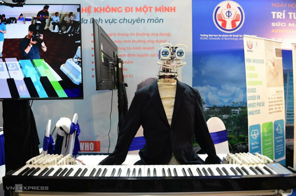 Robot biểu diễn đánh đàn tại AI Expo - triển lãm thuộc khuôn khổ Ngày hội Trí tuệ nhân tạo Việt Nam (AI4VN 2023).