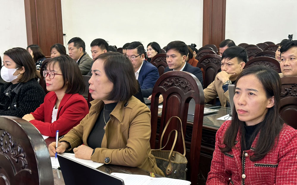 Cán bộ công chức, viên chức huyện Yên Bình được tập huấn sử dụng phần mềm quản lý văn bản.