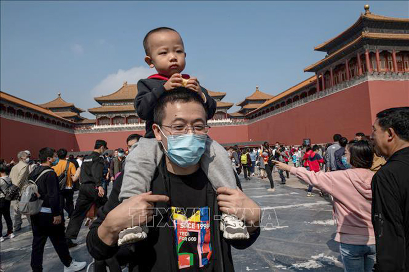 Người dân tham quan Tử Cấm Thành tại Bắc Kinh, Trung Quốc, ngày 1/10/2020. Ảnh minh họa: AFP/ TTXVN