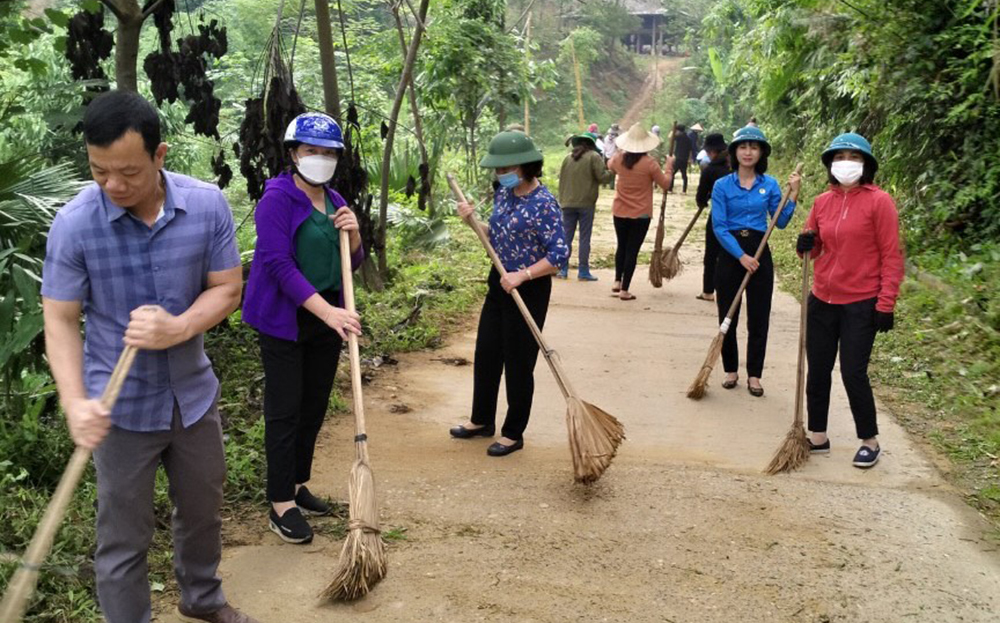 Nhân dân xã Ngòi A tham gia vệ sinh môi trường nông thôn.