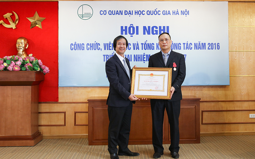 GS.TSKH Nguyễn Đình Đức (ngoài cùng, bên phải ảnh) vinh dự được Chủ tịch nước tặng Huân chương Lao động hạng Ba.