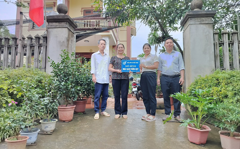 Hội LHPN xã  Phú Thịnh, huyện Yên Bình gắn biển Mô hình “Nhà sạch vườn đẹp” cho gia đình hội viên.