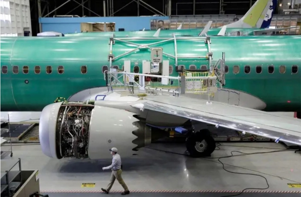 Một công nhân đi ngang qua chiếc Boeing 737 MAX-9 đang được chế tạo tại xưởng của Boeing ở TP Renton, bang Washington - Mỹ